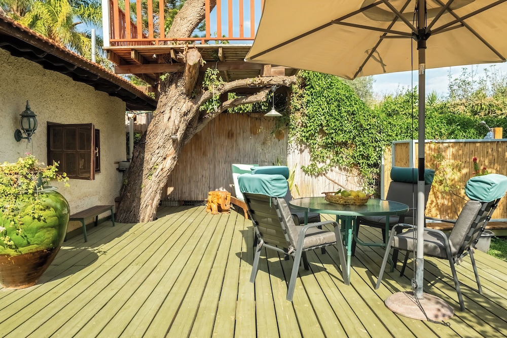 Relax in a Garden Oasis by Sea N' Rent