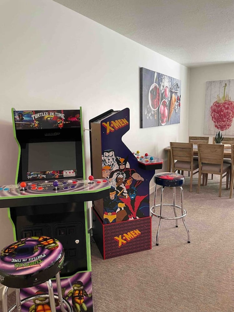 Bear Lake Table Downtown Garden City Townhome