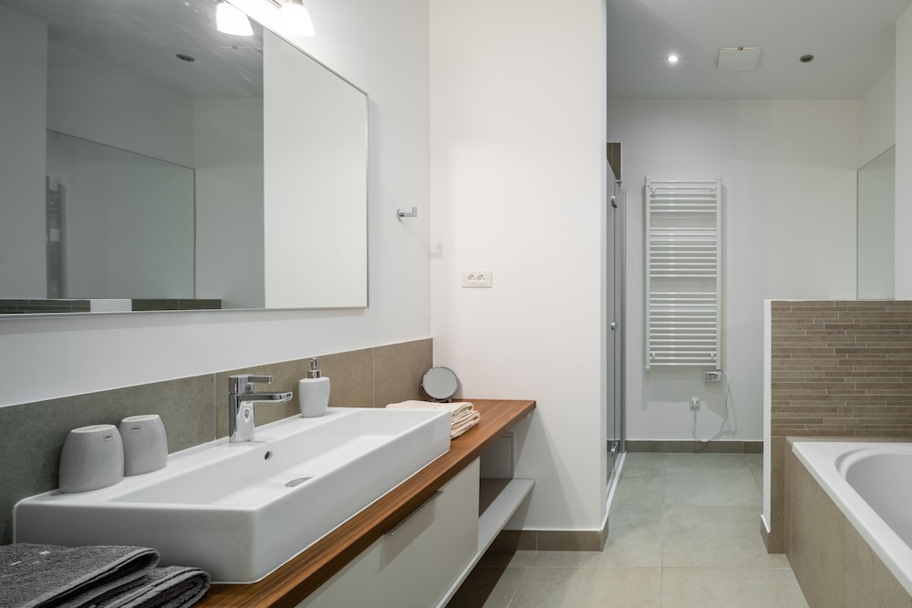 Acadia Beach Villas & Apartments, Slatine
