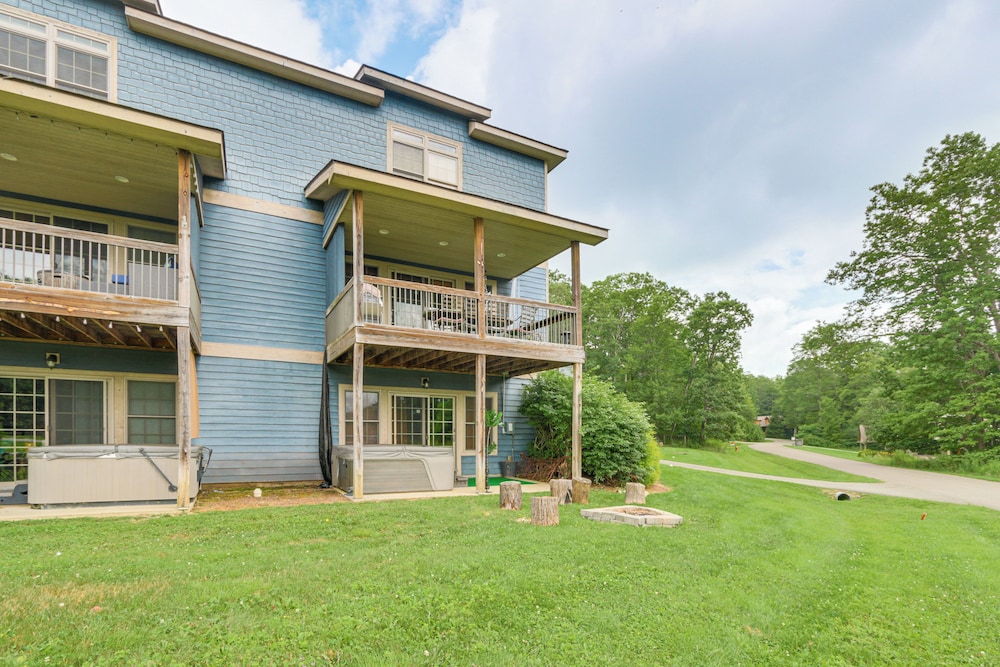 1 Mi to Wisp Resort: Hot Tub Haven in Mchenry!