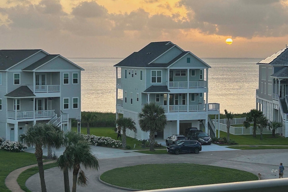 Walk to Beach: Condo w/ Bay View in Galveston