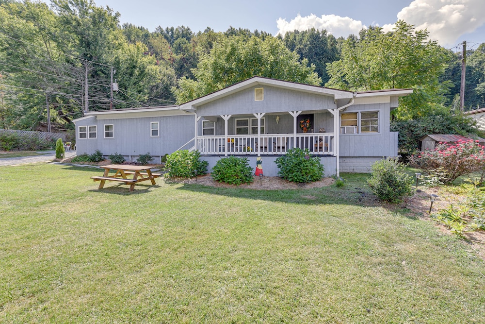 Maggie Valley Home ~ 5 Mi to Cataloochee Ski Area! view 5