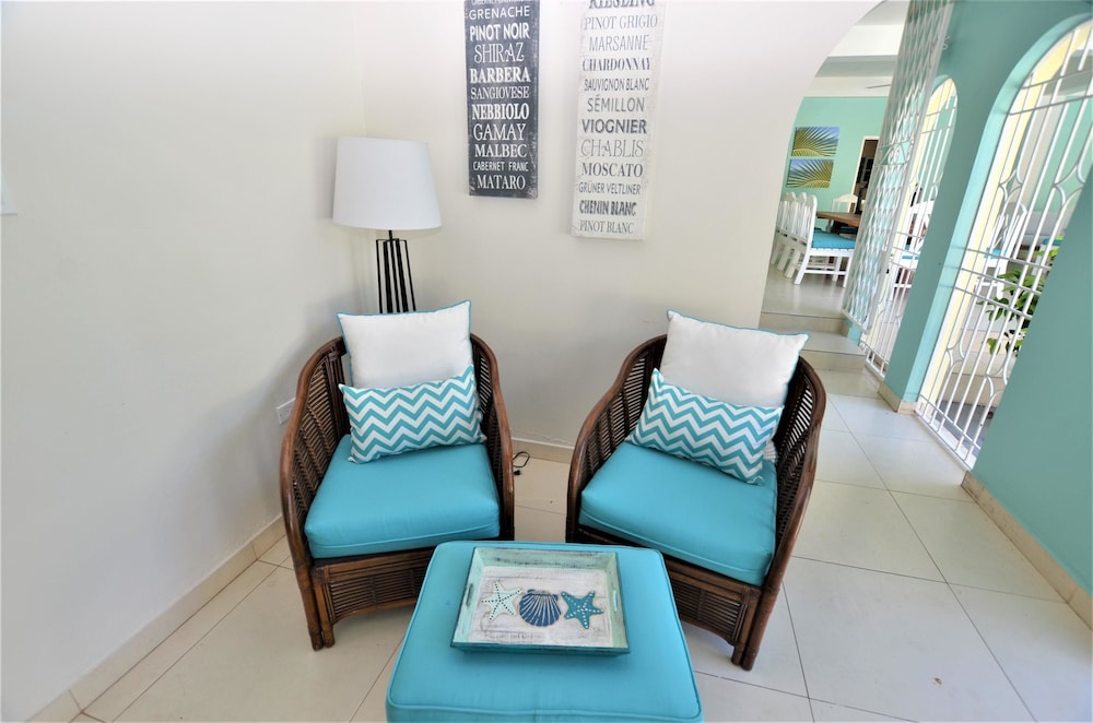 Summerhill, 8BR by Jamaican Treasures