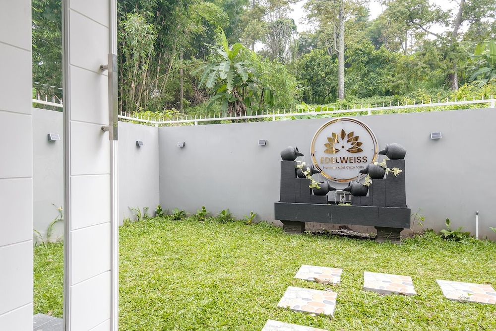 Calma Edelweiss Villa Lawang Malang