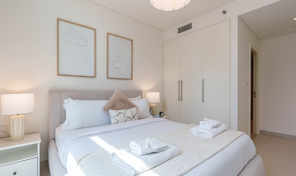 Downtown 2BR | Walk to Burj Khalifa + Dubai Mall