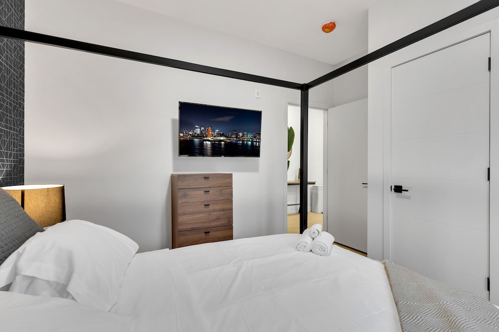 Deluxe Suites Downtown Montreal - Image 2