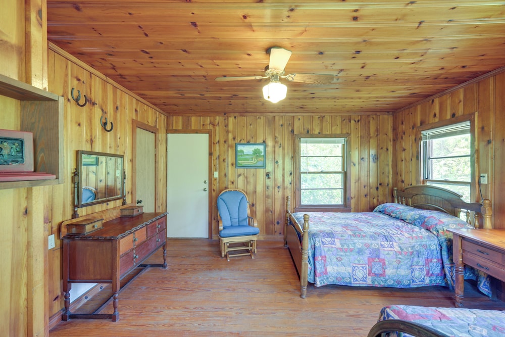On-site Trails! Cozy Whitney Cottage 2 Mi to Lake