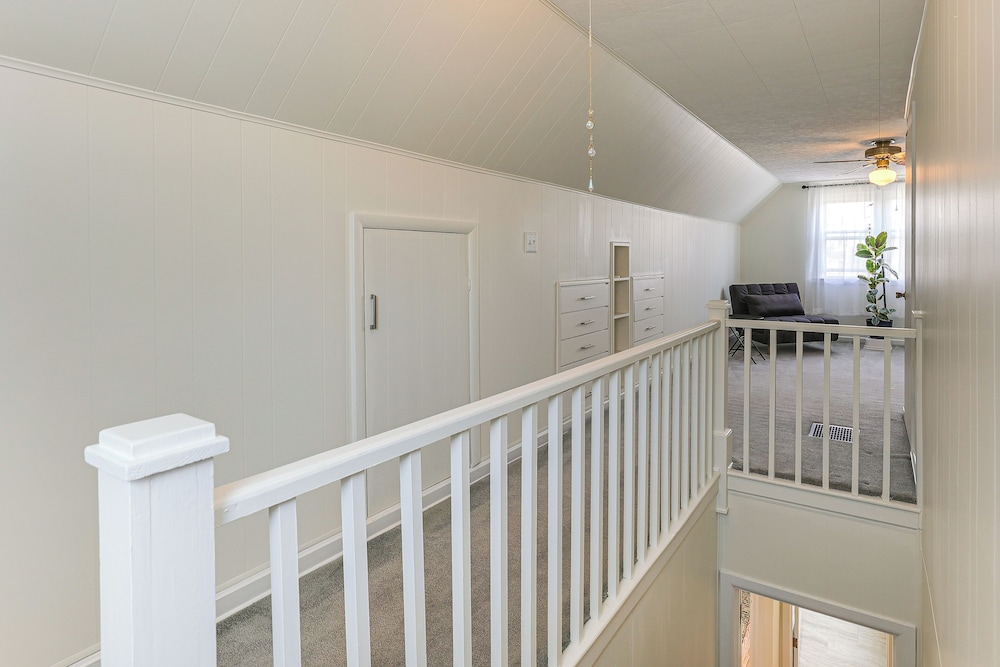 13 Mi to Downtown Baltimore: Quiet Home w/ Porch