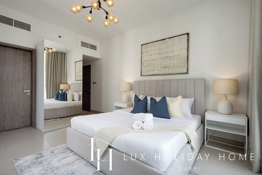 LUX LIV Contemporary Marina Suite 2