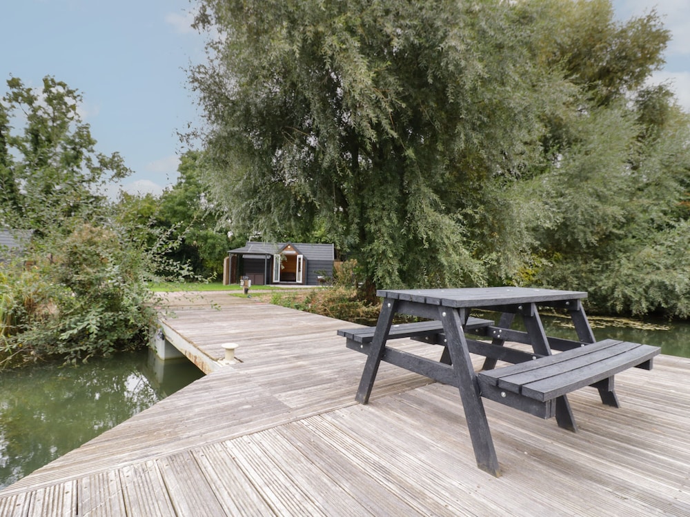 Acorn Lodge At Bridge Lake Farm & Fishery