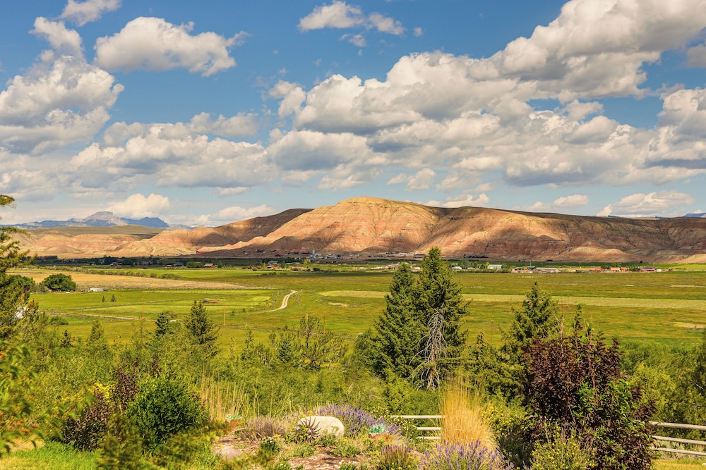 Stunning Mountain Views: Spacious Cabin in Dubois!