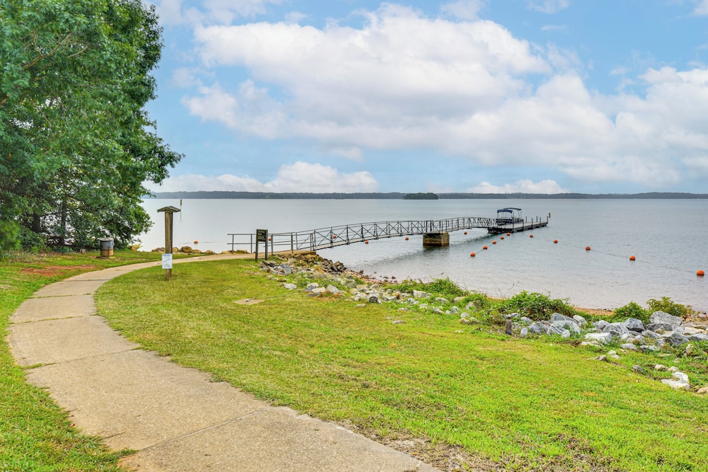 Walk to Beach: Lake Hartwell Cabin w/ Large Yard!