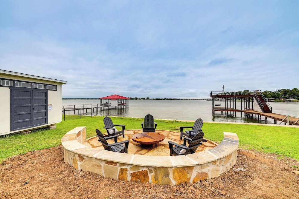 Hot Tub, Fire Pit! High-end Cedar Creek Lake Haven