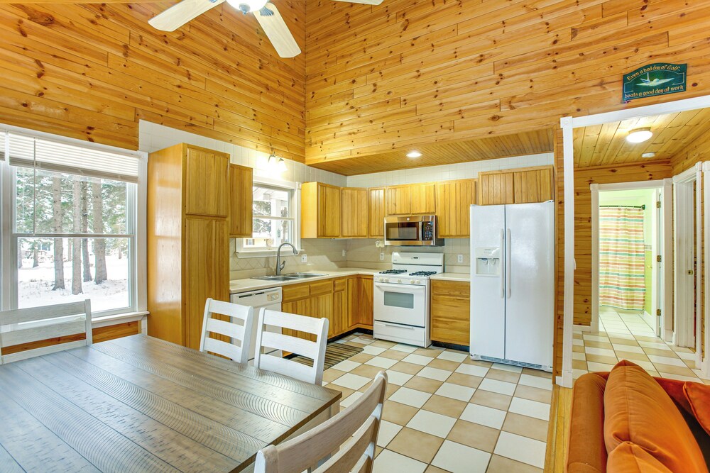 < 1 Mi to Snowmobile Trails: Cozy Cadillac Retreat