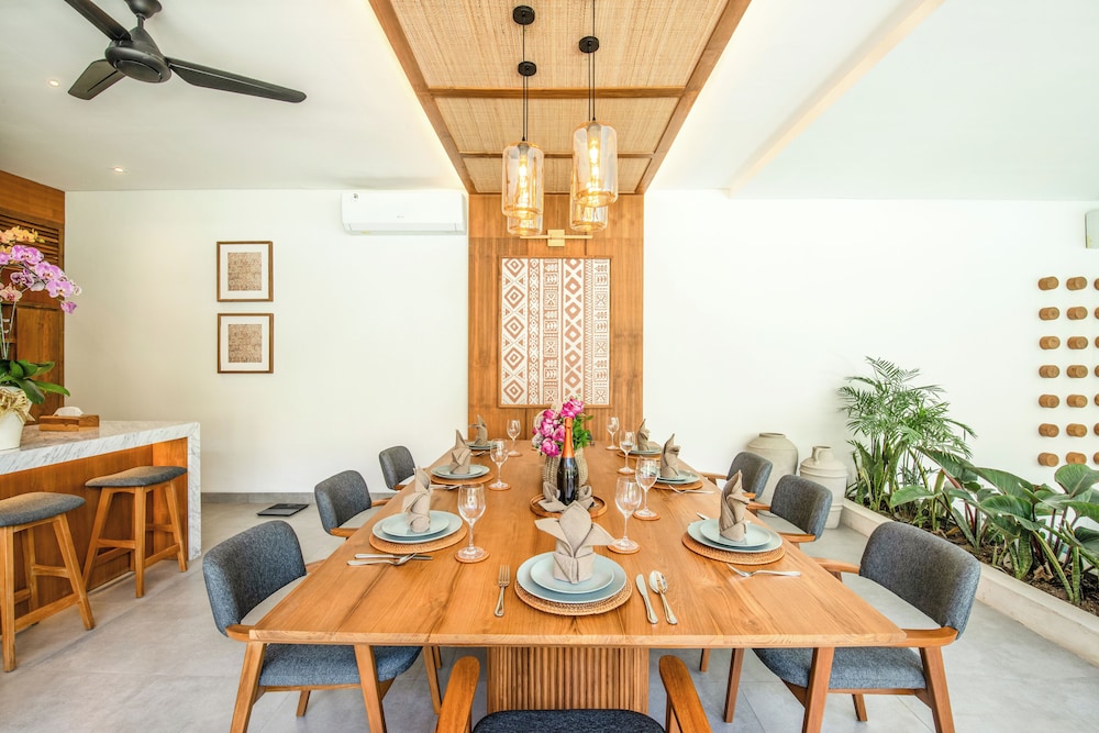 Luxury 5BR Villa, 200m to Brawah's Beach Bliss
