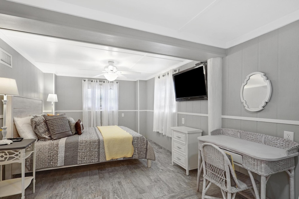West Beach  3 Bedroom Cottage by RedAwning