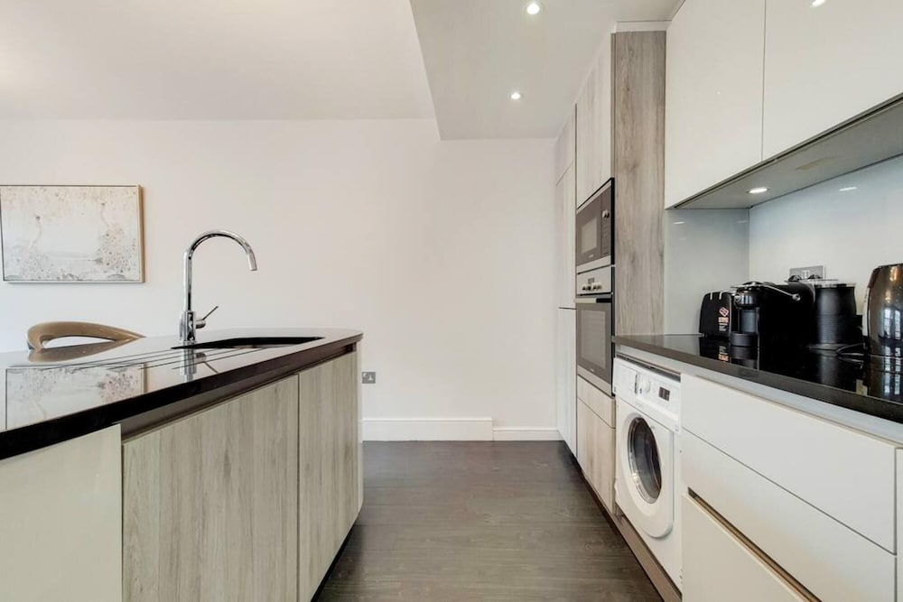 Lovely 2 Bedroom Apartment w AC off Baker Street