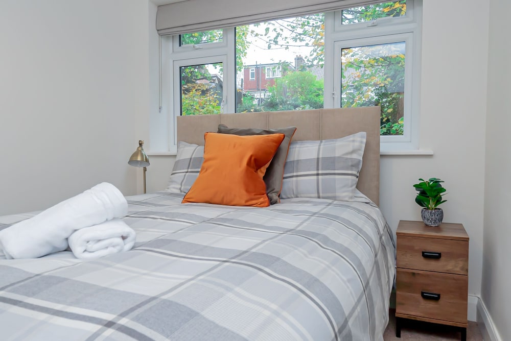 Stunning 2-bed Apartment in Purley - Croydon Gem view 4