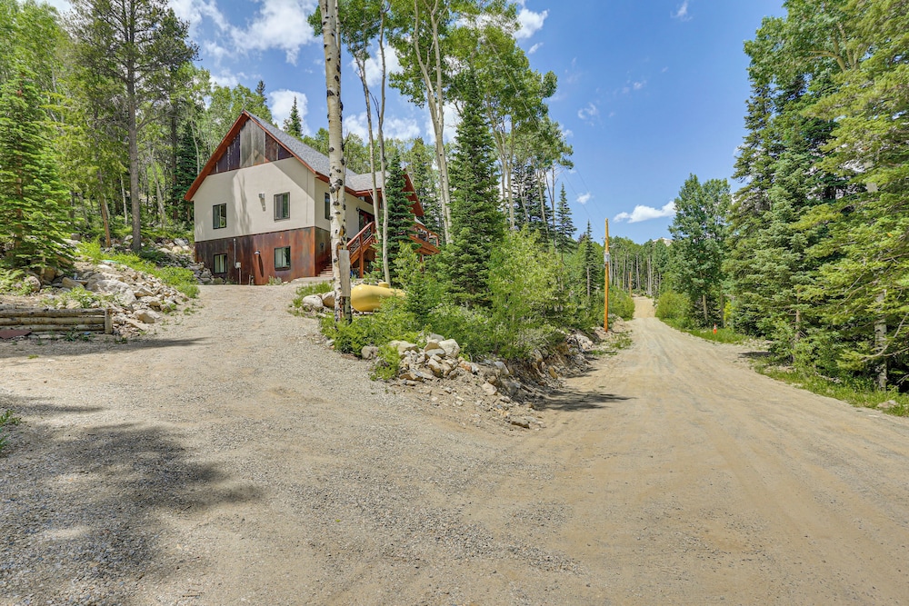 Private Hot Tub & Mountain Views: Duplex in Salida