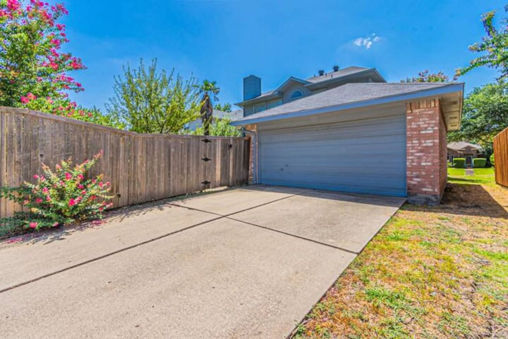Frisco Castle 3BR Garage Parking Gated Backyard