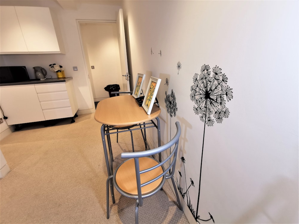 Spacious Double Room with en-suite - 1b