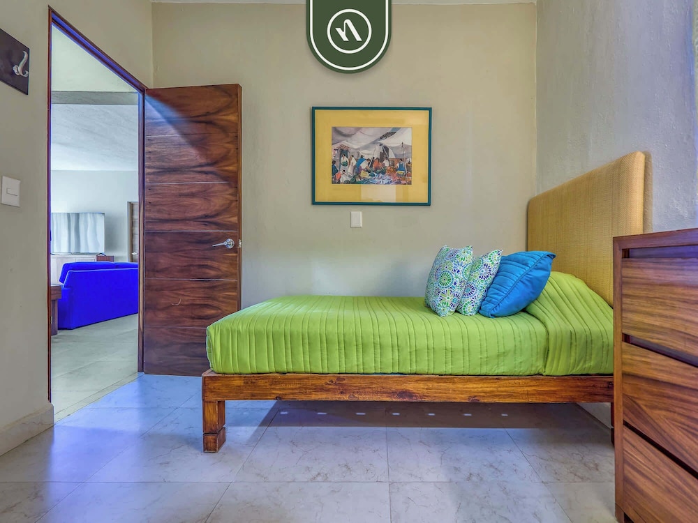 Oceanview 4 BR Condo - Pool - Beach - Terrace