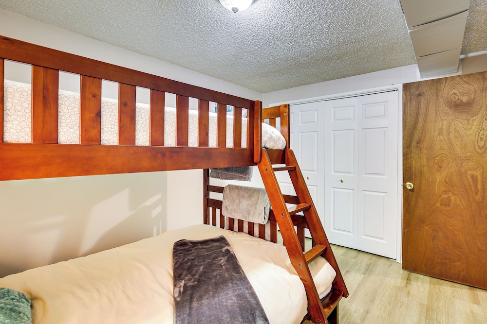 3 Mi to U of O Pet-friendly Home w/ Covered Deck!