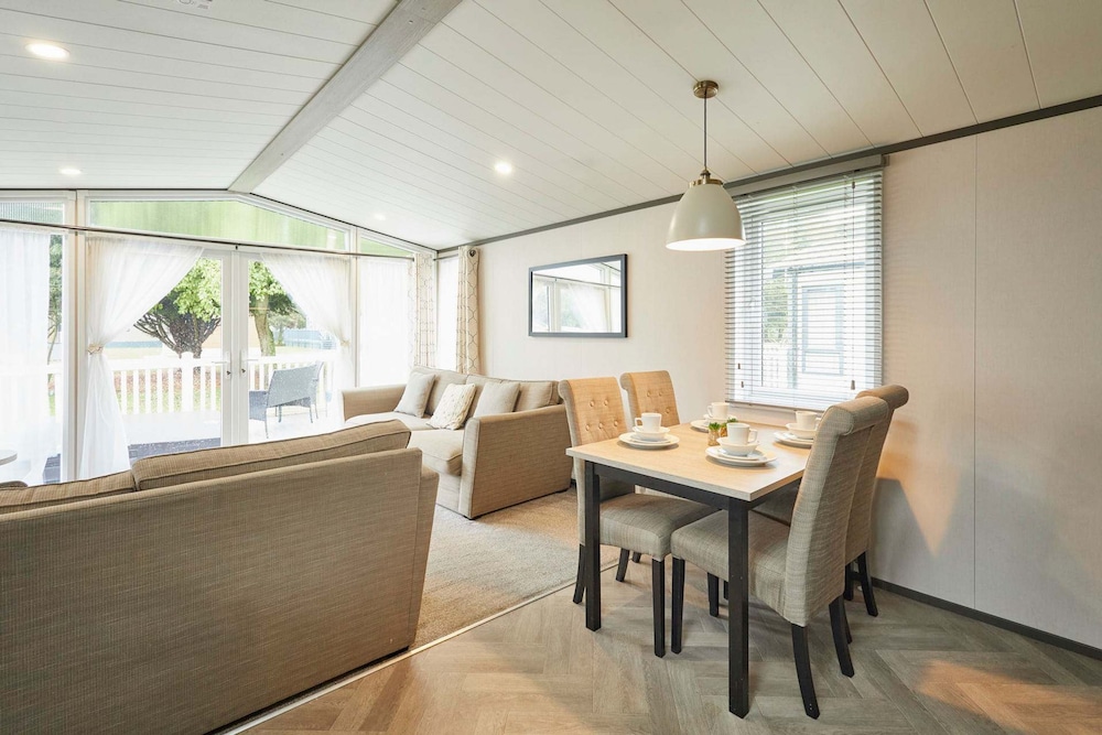 Host Stay Falconers Lodge