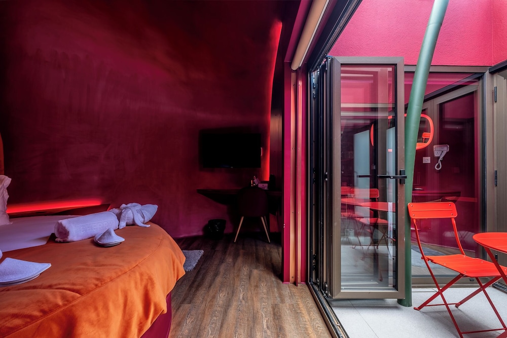Cherry Sculpture Hotel 82