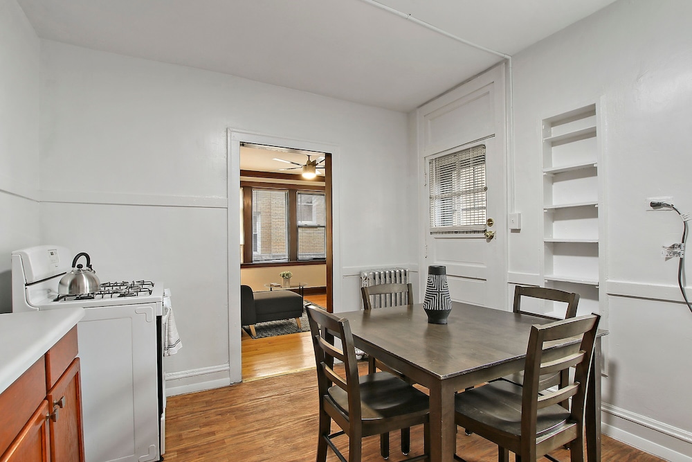 Inviting 2BR Apt - Fullerton 1B