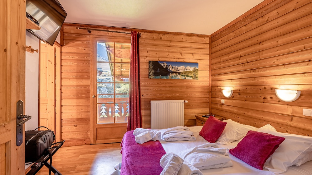 Madame Vacances Les Chalets de l'Altiport view 2