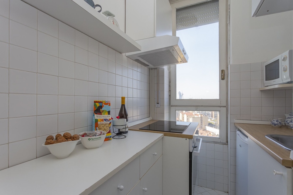 Skyline view Biancamano 1 bdr with balcony by Rentopolis