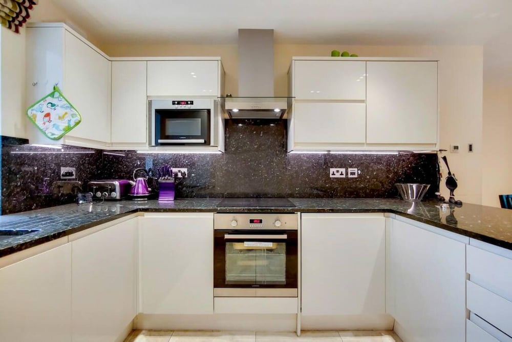 Beautiful 3 Bedroom 2 Bathroom Smart Apartment view 4