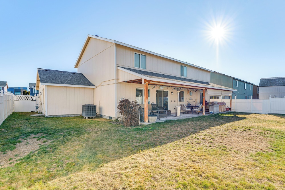 1 Mi to Moses Lake: Home w/ Private Yard & Hot Tub