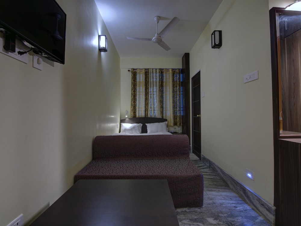 OYO 13465 Greendot Hotel