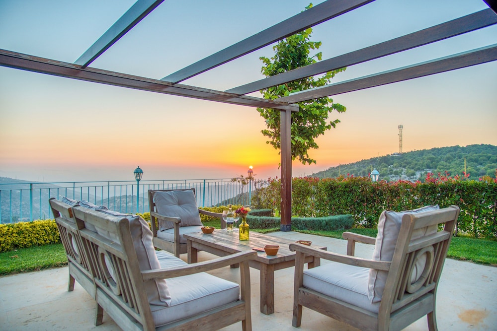 Red Oak House With Garden & Terrace in Assia, Batroun