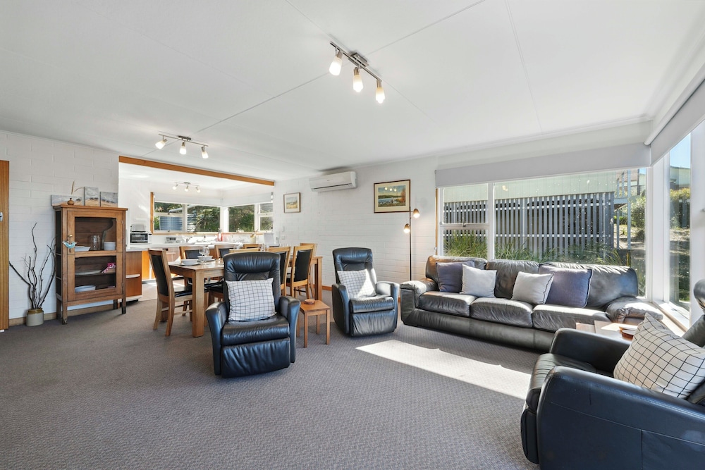 Coningham Beach House - 3 Bedrooms