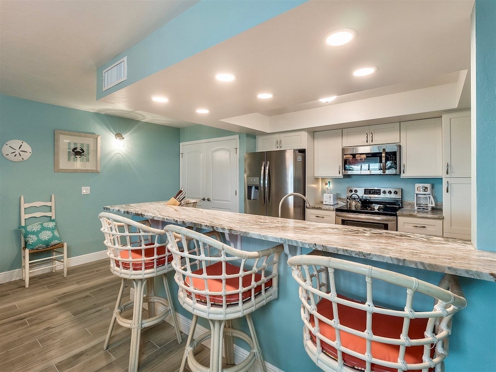 Shorewood Condos by Dream Vacation Rentals