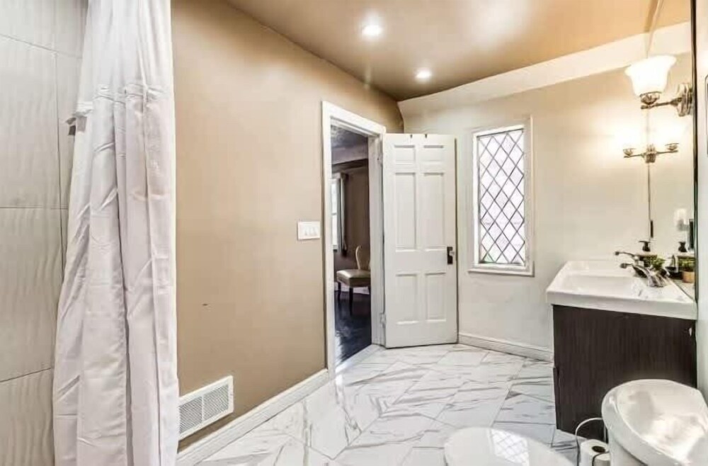 Spacious 5br Sleeps 10 University District 5 Bedroom Home
