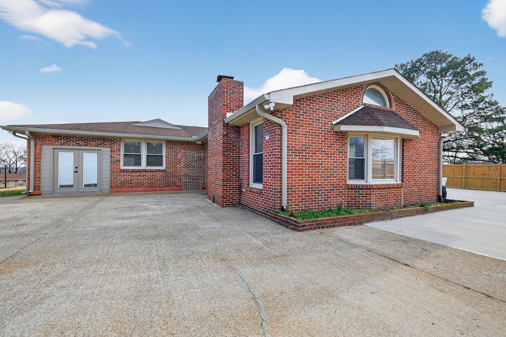 Quiet Retreat Near Opryland & Airport 4 Bedroom Home