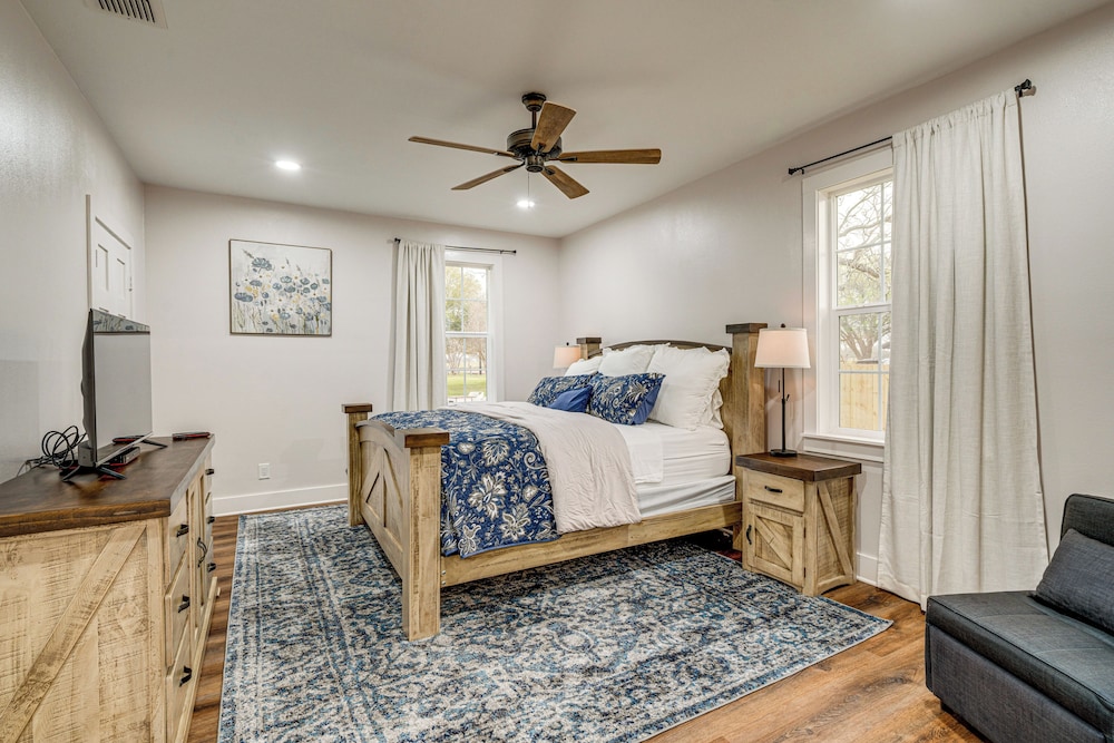 Furnished Deck + Views: Rural Schulenburg Retreat