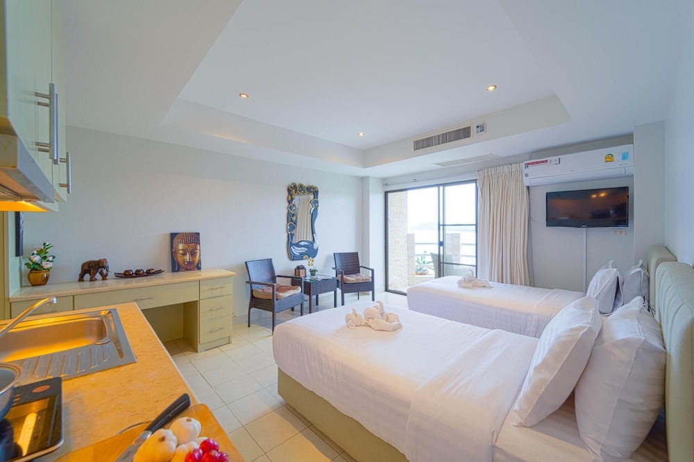 Beachfront Studio Condo-Seaview BW1