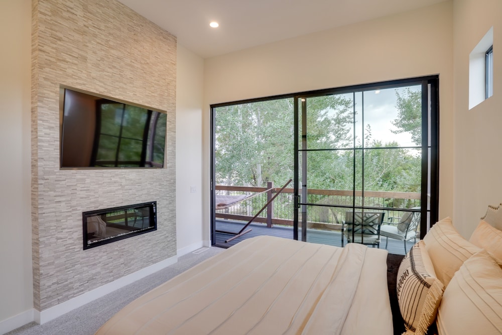 Richfield Vacations - Chic Utah Getaway w/ Fireplace, Sauna  2 Decks! - Property Image 3