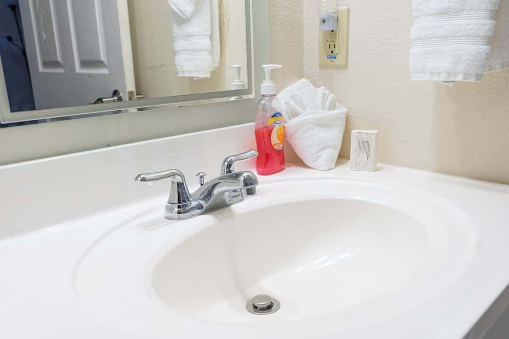 Open & Modern Pool #b Walk To Beach 2 Bedroom Condo