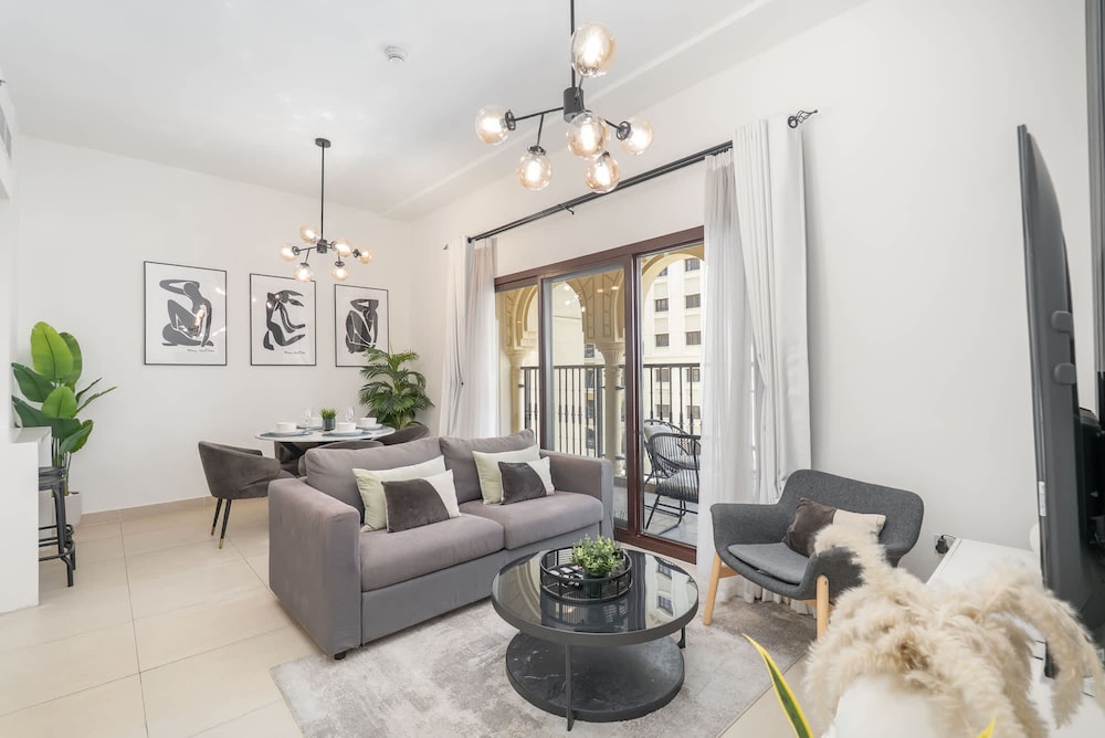 Stylish 1-bedroom Retreat With Pool in Vibrant Jumeirah Golf Estates