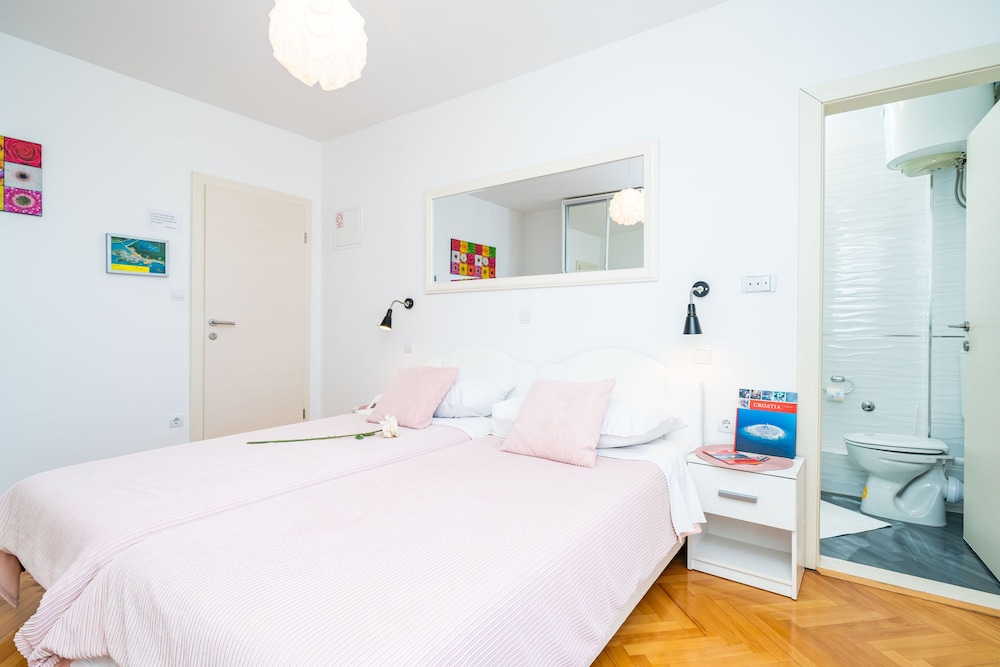 Jele Rooms