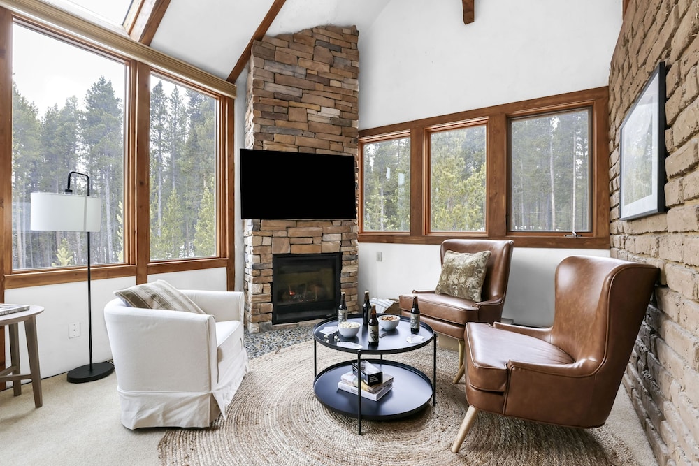 Treehouse by Avantstay Secluded Mountain Cabin w Views Hot Tub Treehouse