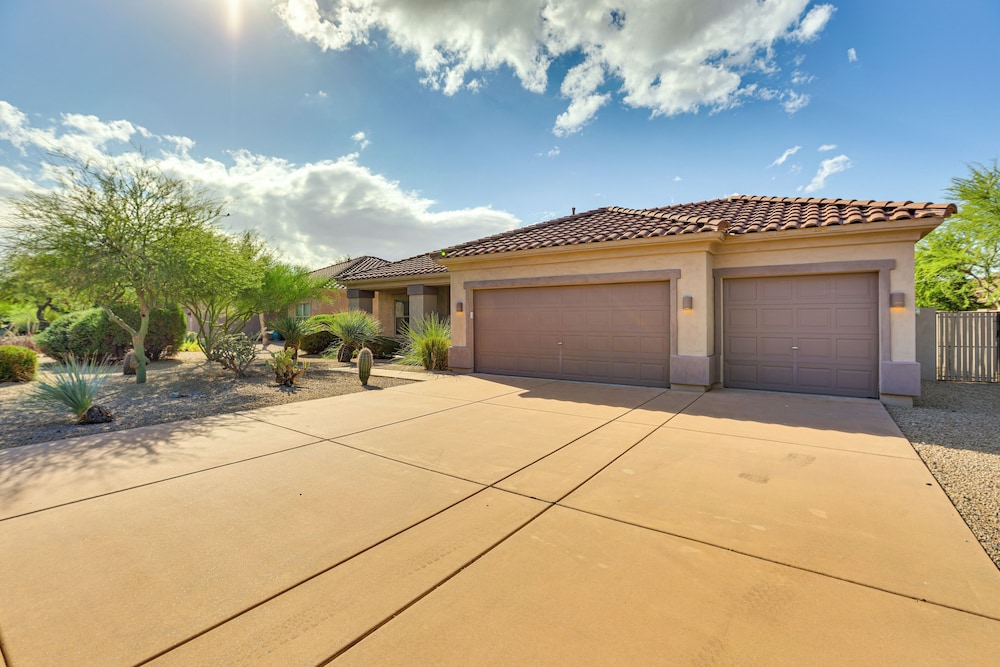 A Golfer's Retreat + Patio: Quiet Scottsdale Home