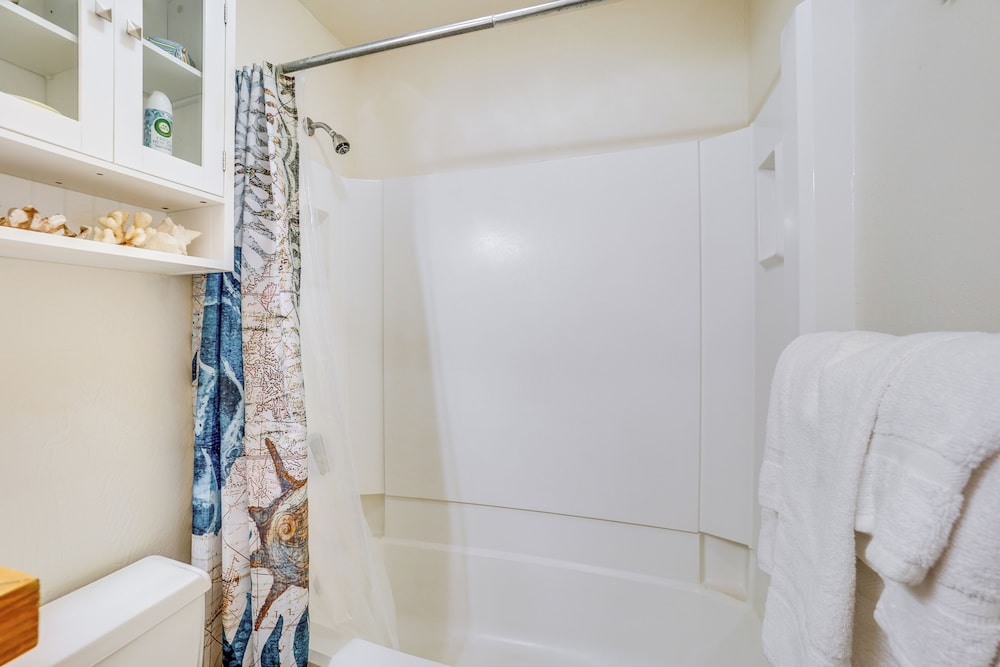 Kaunakakai Condo w/ Private Lanai & Ocean Views!