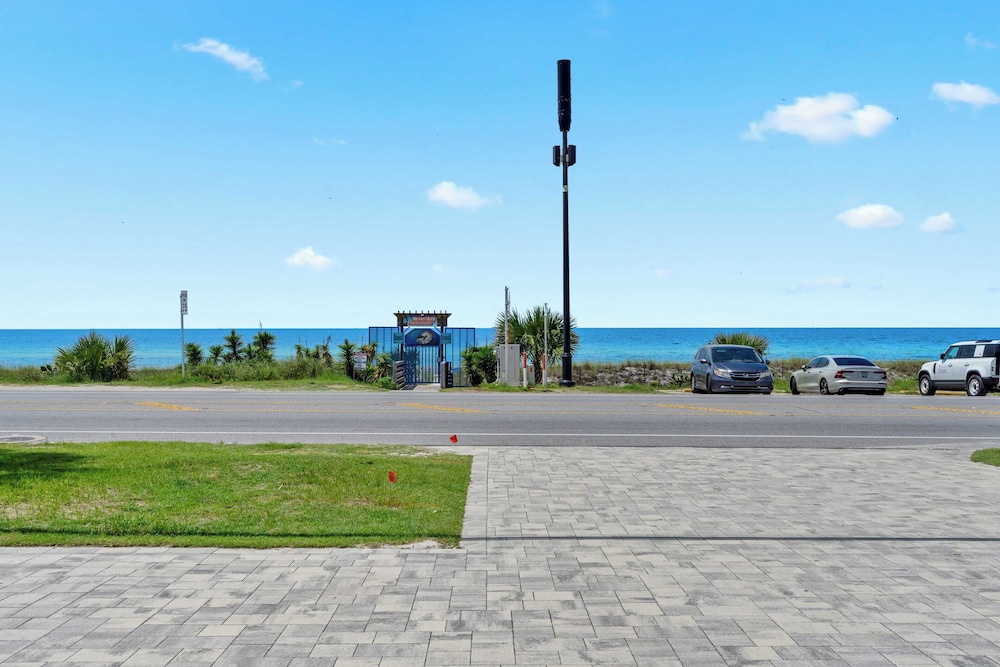 Gulf Views, Pool, Rooftop Lounge & Private Beach Heavenly Day by Avantstay